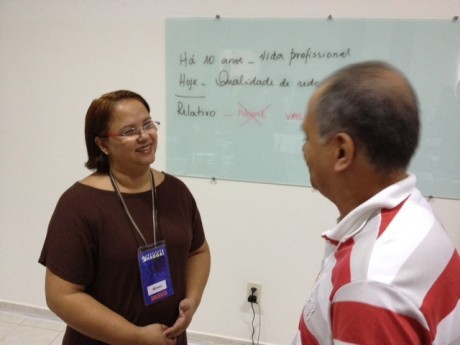 Docente Miriam Oliveira conversando com um dos participantes
