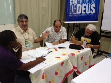 Pessoal trabalhando nos seus projetos pessoais de evangelismo