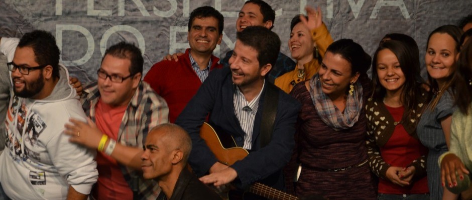 Equipe de louvor tirando uma foto descontraída no palco após a reunião