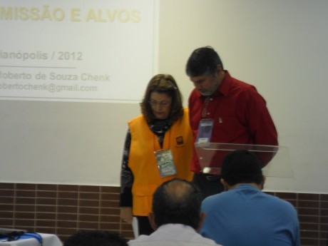 Maria Anice orando pelo docente Roberto Chenk de Florianópolis