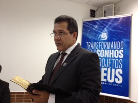 Jairo dirige o Culto de Formatura na quarta-feira à noite