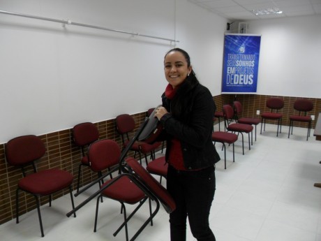 Renata ajudando a preparar o local