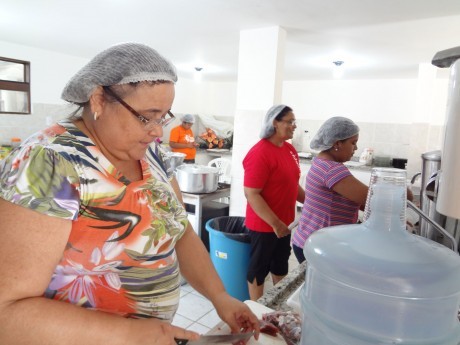 A diligente equipe da cozinha