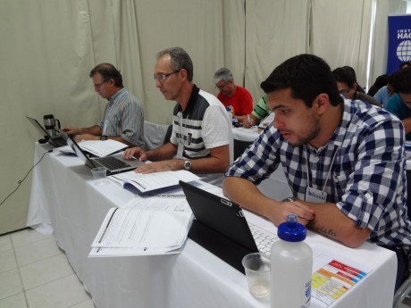 A turma trabalhando nos seus projetos evangelísticos