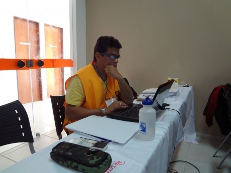 Nosso monitor, Francisco Pereira, concentrado no trabalho