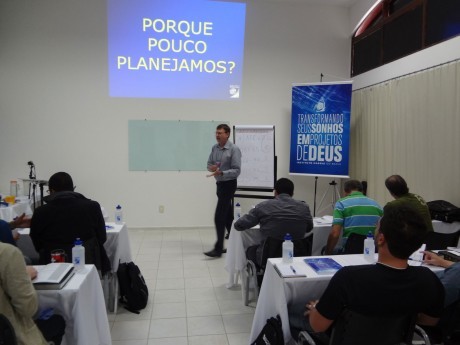 Aula de Finanças com o docente David Urbat de São Paulo