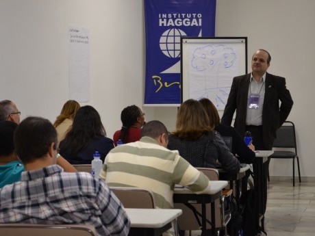 Lívio Oliveira ensina turma de Liderança Avançada