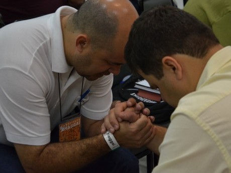 Participantes no momento de oração antes das aulas