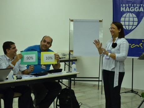 Miriam Oliveira ministra aos participantes do Workshop de docentes
