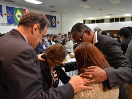Pastores e missionários oram pelos profissionais cristãos presentes e seus desafios no mercado de trabalho