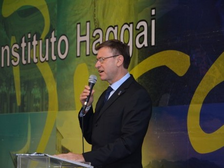 David Urbat apresenta razões porque faz parte no Conselho do Haggai