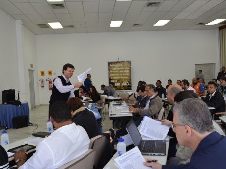Elias Neves dá consultoria aos participantes a respeito de Gestão de Mudanças no Ministério