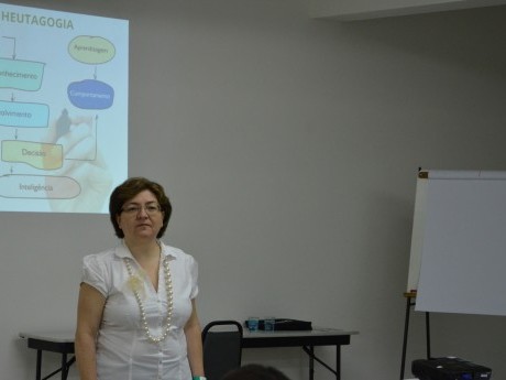 Zezina Bellan ministra aula no Workshop de Docentes