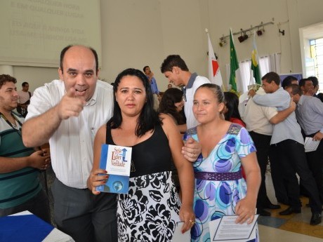 Docentes e Equipe entregam certificados, foto e livros para os participantes.
