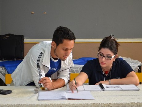 Um dos participantes conversando com a Thais.