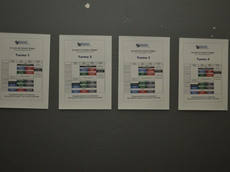 Todos os programas das quatro salas de aula nos quadro de avisos.