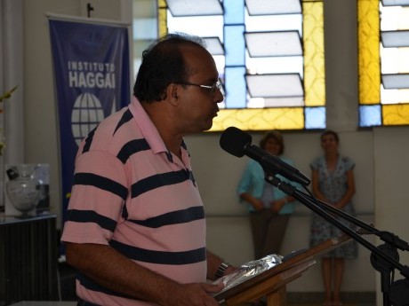 Participante dá testemunho sobre o que Deus lhe ensinou durante a Jornada de Estudos Haggai.