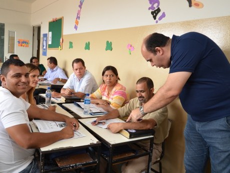 Trabalho em grupo durante a aula do  Henrique Dutra.