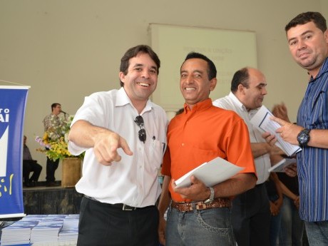 Docentes e Equipe entregam certificados, foto e livros para os participantes.