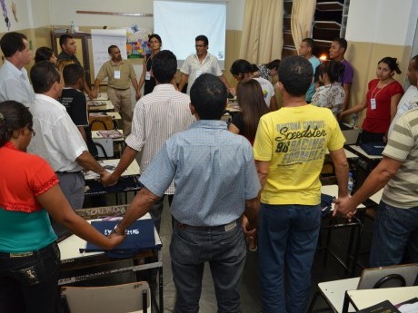 Participantes em oração, clamando a Deus, durante a última aula do sábado à noite.