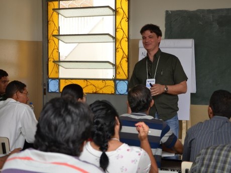 Nosso docente Ricardo Abreu em uma de suas aulas.
