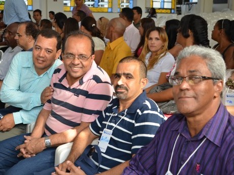 Domingo de manhã, logo antes do Culto de Encerramento.