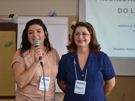Thais (monitora), apresentando a docente Maria Anice (Águas de Lindóia, 2010).