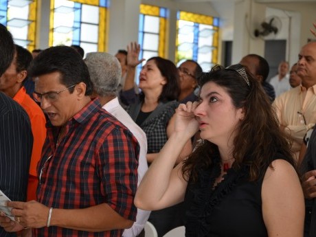 Louvor, durante o Culto de Encerramento.