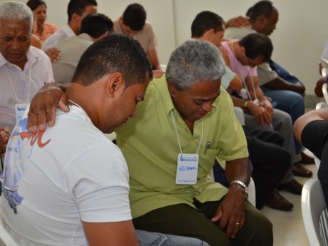 Oração: clamor para que Deus nos torne pessoas leais uns aos outros como obreiros da mesma Seara.