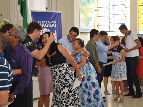 Docentes e Equipe entregam certificados, foto e livros para os participantes.