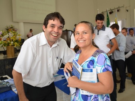 Docentes e Equipe entregam certificados, foto e livros para os participantes.