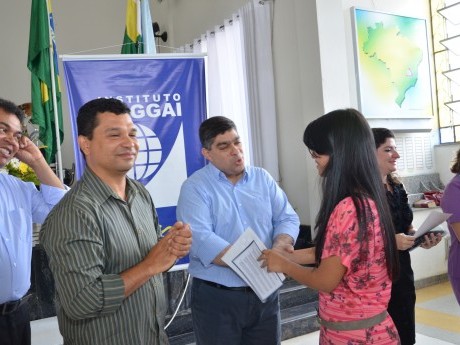 Docentes e Equipe entregam certificados, foto e livros para os participantes.