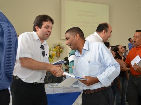 Docentes e Equipe entregam certificados, foto e livros para os participantes.