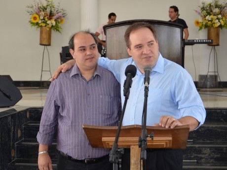 Inar agradece ao Pr. Allan e aos membros da PIB por nos receberem calorosamente.