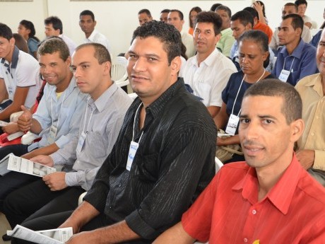 Domingo de manhã, logo antes do Culto de Encerramento.
