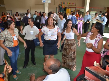 A alegria do pessoal, cantando louvores ao Senhor.