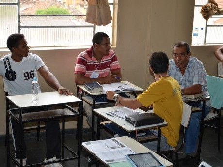 Discussão em grupo - uma das marcas do sistema de ensino participativo.
