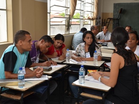 Trabalho em grupo durante a aula do  Henrique Dutra.