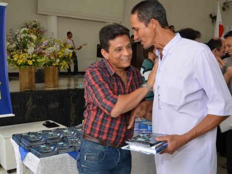 Docentes e Equipe entregam certificados, foto e livros para os participantes.