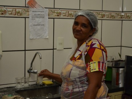 Olha as cozinheiras aí de novo.