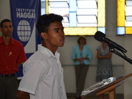 Participante dá testemunho sobre o que Deus lhe ensinou durante a Jornada de Estudos Haggai.