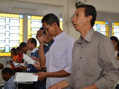 Louvor, durante o culto