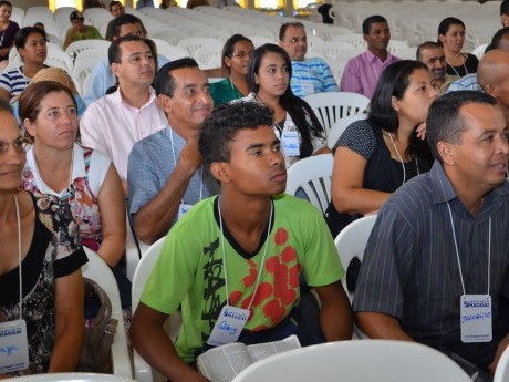Participantes assistindo ao teatro que os colegas faziam.