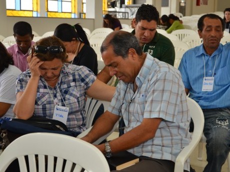 Oração: clamor para que Deus nos torne pessoas leais uns aos outros como obreiros da mesma Seara.