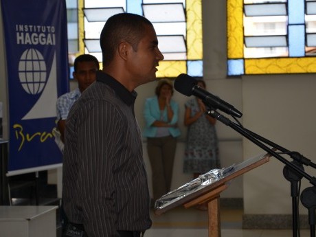 Participante dá testemunho sobre o que Deus lhe ensinou durante a Jornada de Estudos Haggai.