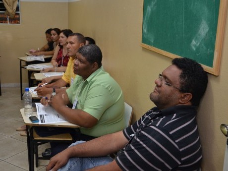 Hélio (monitor) em sua sala de aula.