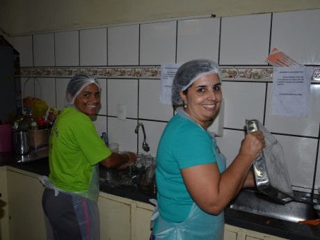 Simone, esposa do José Reis, colaborando na cozinha com sua liderança e alegria