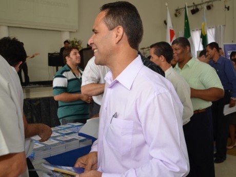 Docentes e Equipe entregam certificados, foto e livros para os participantes.