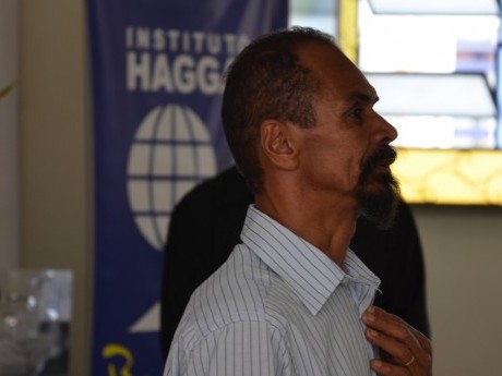 Participante dá testemunho sobre o que Deus lhe ensinou durante a Jornada de Estudos Haggai.