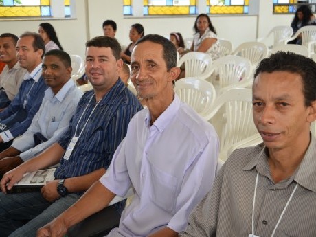 Domingo de manhã, logo antes do Culto de Encerramento.